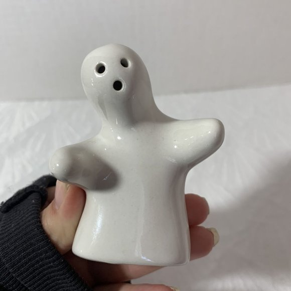 HUGGING GHOSTS BLACK WHITE SALT AND PEPPER SHAKERS - Picture 10 of 12